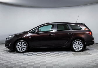 Подержанный автомобиль Opel Astra Wagon 2014 года (8 фото)