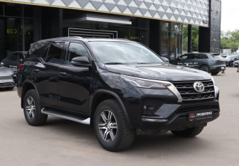 Подержанный автомобиль Toyota Fortuner 2021 года (3 фото)