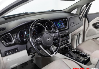 Подержанный автомобиль Kia Carnival 2019 года (13 фото)