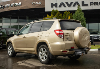 Подержанный автомобиль Toyota RAV4 2011 года (5 фото)