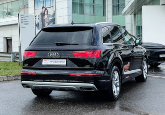 Подержанный автомобиль Audi Q7 2016 года (5 фото)