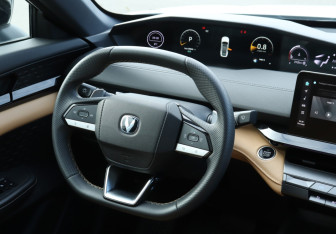 Подержанный автомобиль Changan UNI-V 2022 года (16 фото)