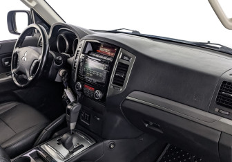 Подержанный автомобиль Mitsubishi Pajero 2015 года (13 фото)