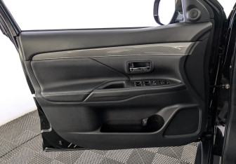 Подержанный автомобиль Mitsubishi Outlander 2020 года (19 фото)