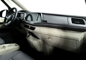 Подержанный автомобиль Volkswagen Multivan 2022 года (7 фото)