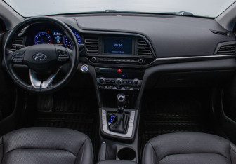 Подержанный автомобиль Hyundai Elantra Sedan 2019 года (12 фото)