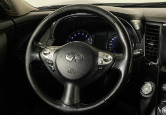 Подержанный автомобиль Infiniti FX 2009 года (14 фото)