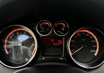 Подержанный автомобиль Peugeot 408 2014 года (12 фото)