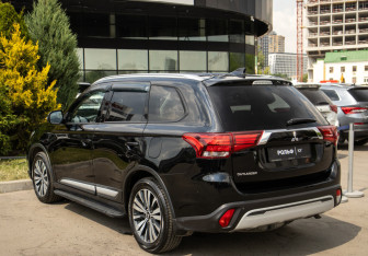 Подержанный автомобиль Mitsubishi Outlander 2021 года (5 фото)