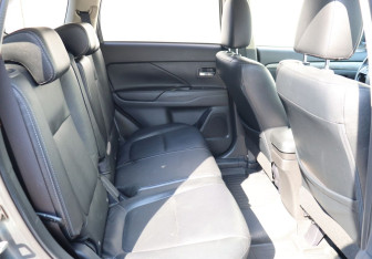 Подержанный автомобиль Mitsubishi Outlander 2015 года (21 фото)