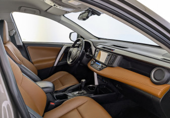 Подержанный автомобиль Toyota RAV4 2018 года (11 фото)