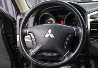 Подержанный автомобиль Mitsubishi Pajero 2018 года (17 фото)