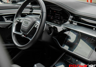 Подержанный автомобиль Audi A8 2022 года (11 фото)