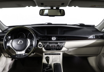 Подержанный автомобиль Lexus ES 2012 года (17 фото)