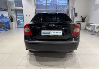 Подержанный автомобиль Ford Focus Sedan 2006 года (5 фото)