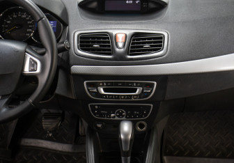 Подержанный автомобиль Renault Fluence 2010 года (15 фото)