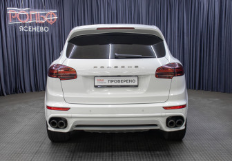 Подержанный автомобиль Porsche Cayenne 2017 года (6 фото)