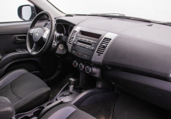 Подержанный автомобиль Mitsubishi Outlander 2010 года (10 фото)