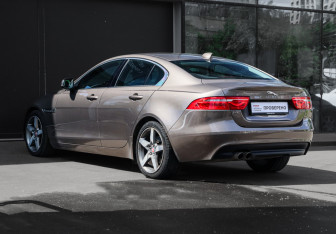 Подержанный автомобиль Jaguar XE 2016 года (6 фото)