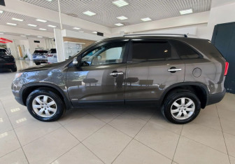Подержанный автомобиль Kia Sorento 2011 года (8 фото)