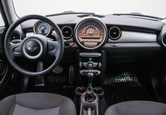 Подержанный автомобиль MINI Hatch 2009 года (13 фото)