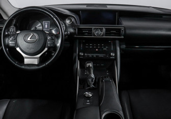 Подержанный автомобиль Lexus IS Sedan 2017 года (12 фото)