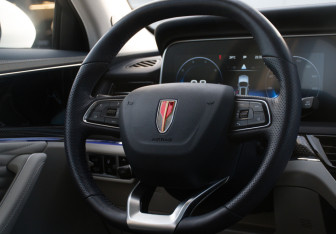 Подержанный автомобиль Hongqi HS5 2024 года (13 фото)