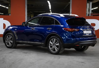 Подержанный автомобиль Infiniti QX70 2013 года (7 фото)