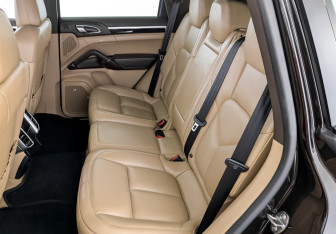 Подержанный автомобиль Porsche Cayenne 2017 года (12 фото)