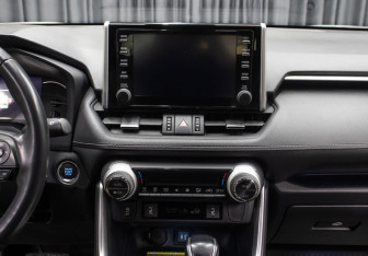 Подержанный автомобиль Toyota RAV4 2020 года (15 фото)