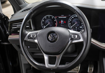 Подержанный автомобиль Volkswagen Touareg 2020 года (17 фото)