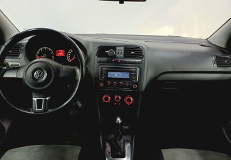 Подержанный автомобиль Volkswagen Polo Sedan 2012 года (11 фото)