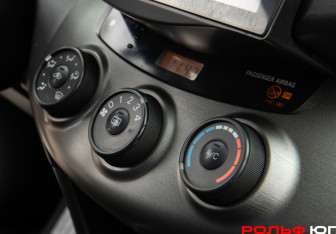 Подержанный автомобиль Toyota RAV4 2011 года (14 фото)