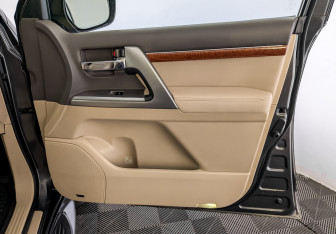 Подержанный автомобиль Toyota Land Cruiser Suv 2013 года (27 фото)