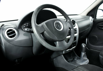 Подержанный автомобиль Renault Logan Sedan 2013 года (9 фото)