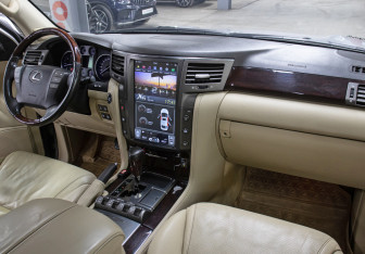 Подержанный автомобиль Lexus LX 2009 года (12 фото)