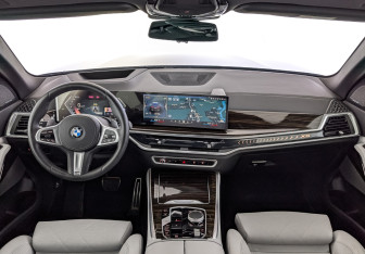 Подержанный автомобиль BMW X5 2025 года (14 фото)