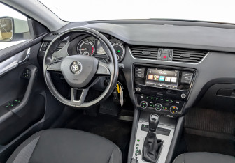 Подержанный автомобиль Skoda Octavia Liftback 2020 года (27 фото)