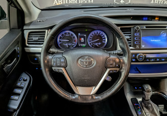 Подержанный автомобиль Toyota Highlander 2018 года (21 фото)