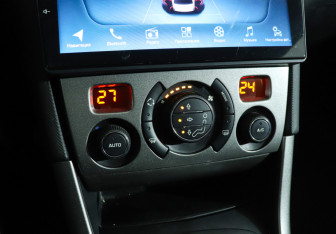 Подержанный автомобиль Peugeot 308 Hatchback 2011 года (17 фото)