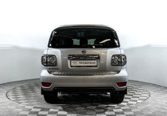 Подержанный автомобиль Nissan Patrol 2012 года (6 фото)