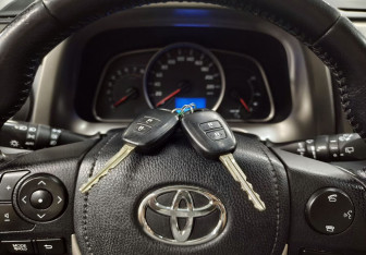 Подержанный автомобиль Toyota RAV4 2013 года (18 фото)