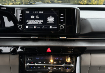 Подержанный автомобиль Kia Carnival 2021 года (16 фото)