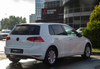 Подержанный автомобиль Volkswagen Golf Hatchback 2013 года (4 фото)
