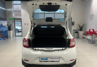 Подержанный автомобиль Renault Sandero 2015 года (6 фото)