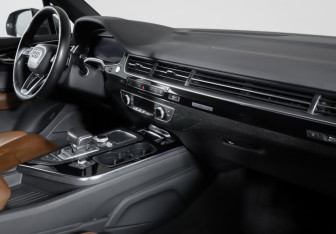 Подержанный автомобиль Audi Q7 2015 года (9 фото)
