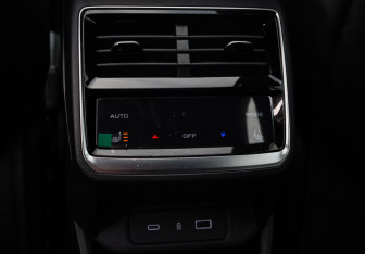 Подержанный автомобиль Geely Monjaro 2025 года (10 фото)