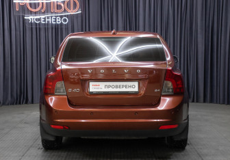 Подержанный автомобиль Volvo S40 2008 года (6 фото)