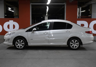 Подержанный автомобиль Peugeot 408 2016 года (8 фото)