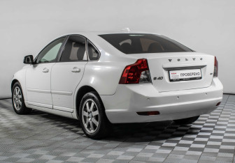 Подержанный автомобиль Volvo S40 2011 года (7 фото)